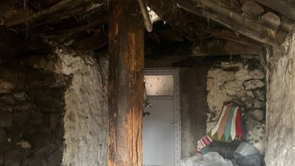 Ardahan'da kar nedeniyle ev ve ahırda göçük meydana geldi