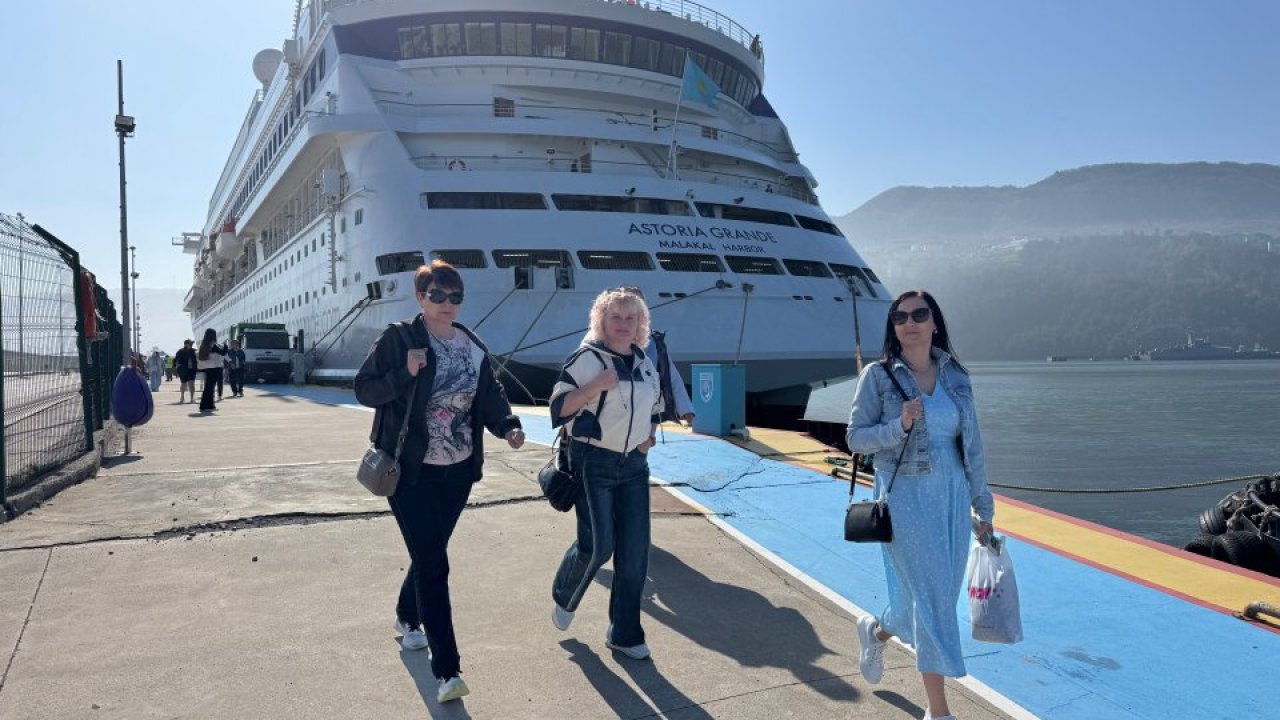 "Astoria Grande" kruvaziyeri 907 yolcusuyla Amasra'ya geldi