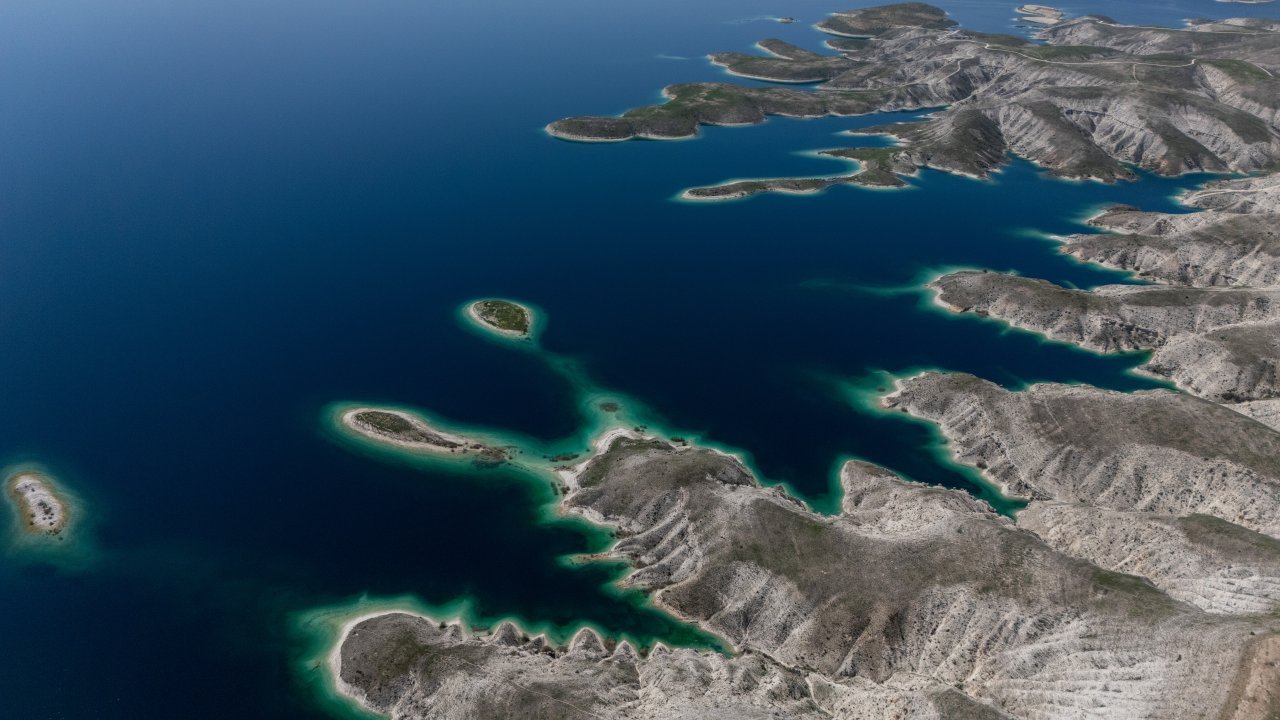 Atatürk Barajı'nda baharla birlikte kartpostallık görüntüler oluştu