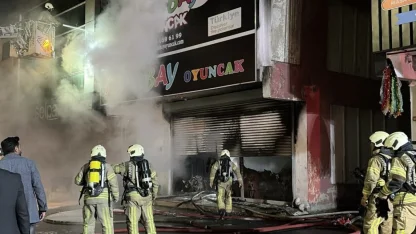 Bağcılar'da İSTOÇ Ticaret Merkezi'ndeki iş yerinde çıkan yangın hasara yol açtı