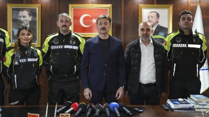 Bahçelievler'de 3 aylık bebeği hastaneye yetiştiren motosikletli zabıta ekibi ödüllendirildi