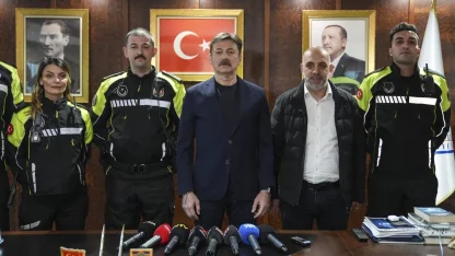 Bahçelievler'de 3 aylık bebeği hastaneye yetiştiren motosikletli zabıta ekibi ödüllendirildi