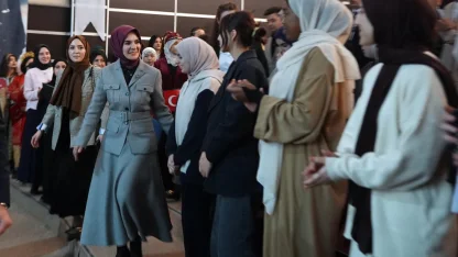 Bakan Göktaş, Uluslararası Milli İrade Kız Anadolu İmam Hatip Lisesi'nde öğrencilerle buluştu: