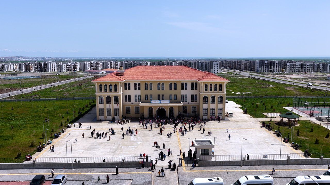 Bakan Kurum'dan, deprem bölgesinde 23 Nisan kutlaması