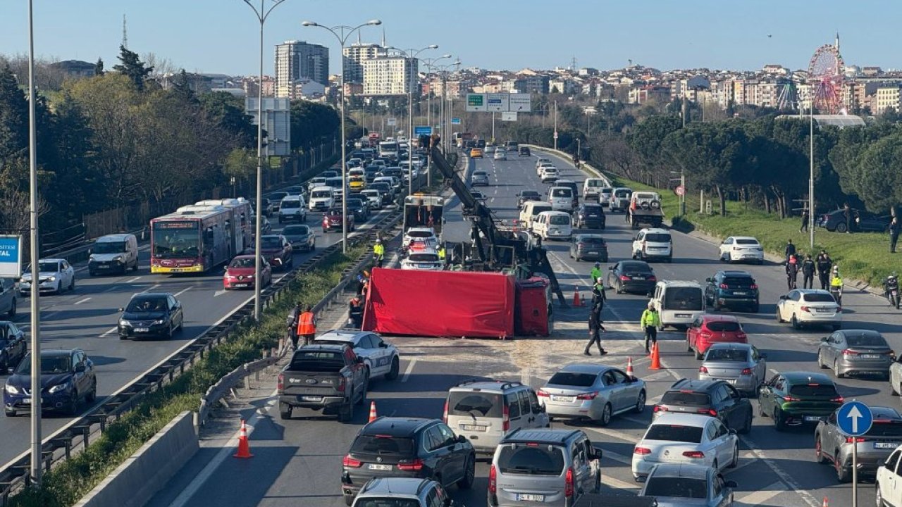 Bayrampaşa'da kamyonet ile otomobilin çarpıştığı kazada 7 kişi yaralandı