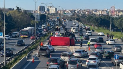 Bayrampaşa'da kamyonet ile otomobilin çarpıştığı kazada 7 kişi yaralandı