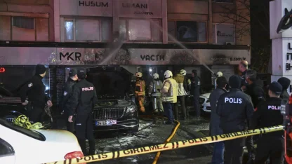 Beşiktaş'ta araç kiralama şirketinde otomobilde çıkan ve 14 araca sıçrayan yangın söndürüldü