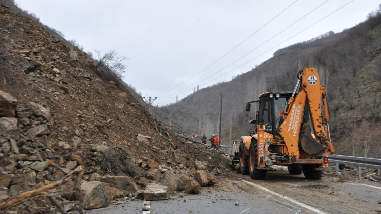 Bitlis'te heyelan nedeniyle kapanan yol ekiplerce açıldı
