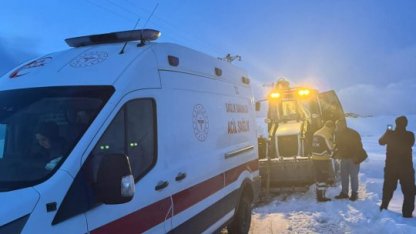 Bitlis'te yolu kapanan köyde rahatsızlanan kadın, ekiplerin çabasıyla hastaneye ulaştırıldı