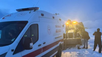 Bitlis'te yolu kapanan köyde rahatsızlanan kadın, ekiplerin çabasıyla hastaneye ulaştırıldı