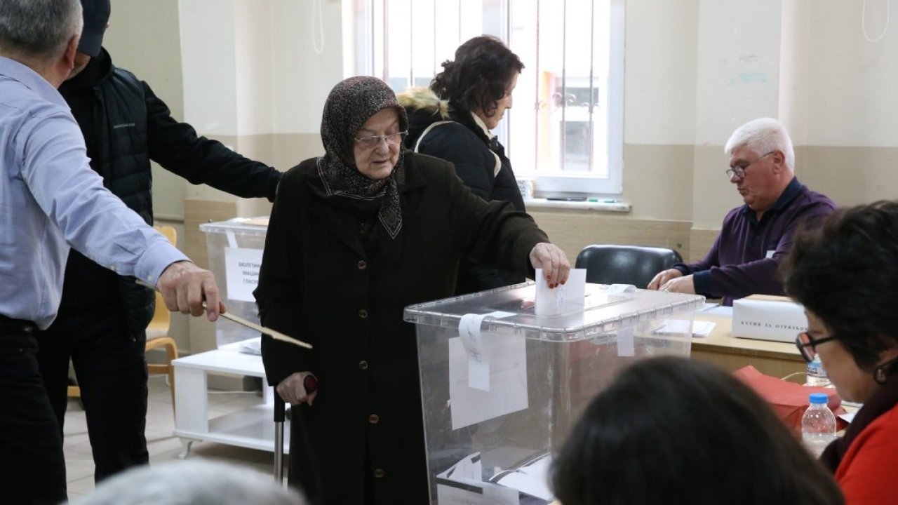 Bulgaristan'daki genel seçimler için çifte vatandaşlar oy kullanıyor