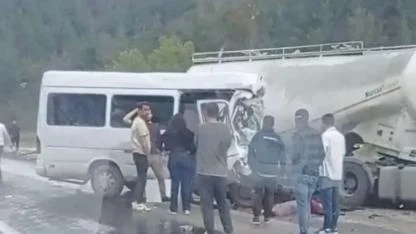 Burdur'da feci kaza: Minibüsle beton mikseri çarpıştı, 6 ölü!