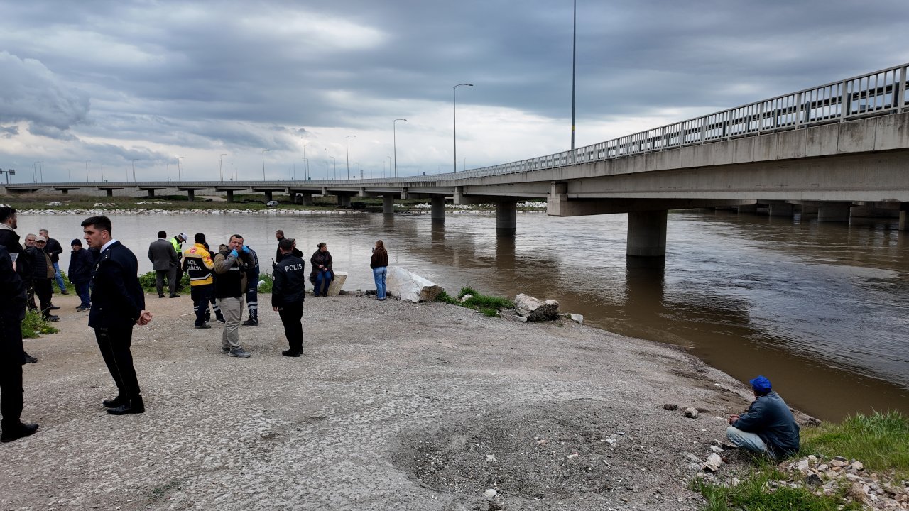 Bursa'da aracıyla akıntıya kapılan kişinin bulunması için çalışma başlatıldı
