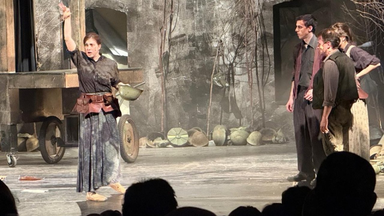 Bursa'da "Cesaret Ana ve Çocukları" oyunu sahnelendi