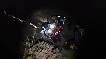 Çorum'da kayalıklardan uçuruma düşen kişi ekiplerce kurtarılmaya çalışılıyor