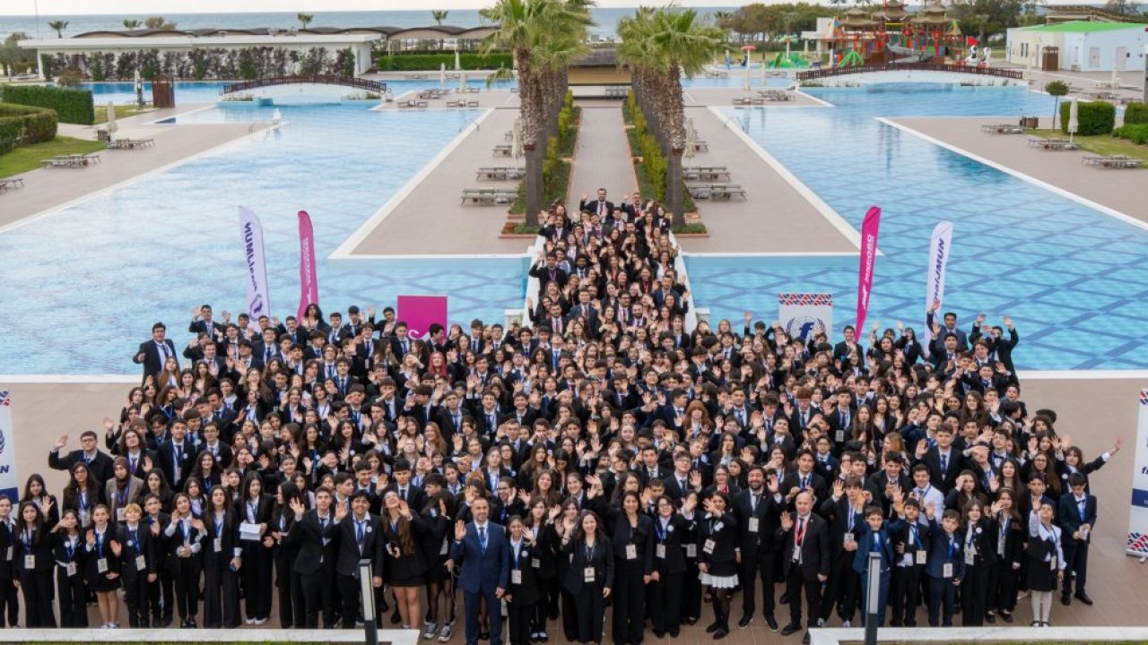 DÜZELTME - "Final Okulları 500'ü aşkın öğrenciyi FİNALMUN'26'da buluşturdu" başlıklı haberimizin 1. paragrafı kaynağından "Final Okulları tarafından düzenlenen FİNALMUN'26, Türkiye'nin farklı illerinden gelen 500'ü aşkın öğrencinin katılımıyla İzmir'de ta