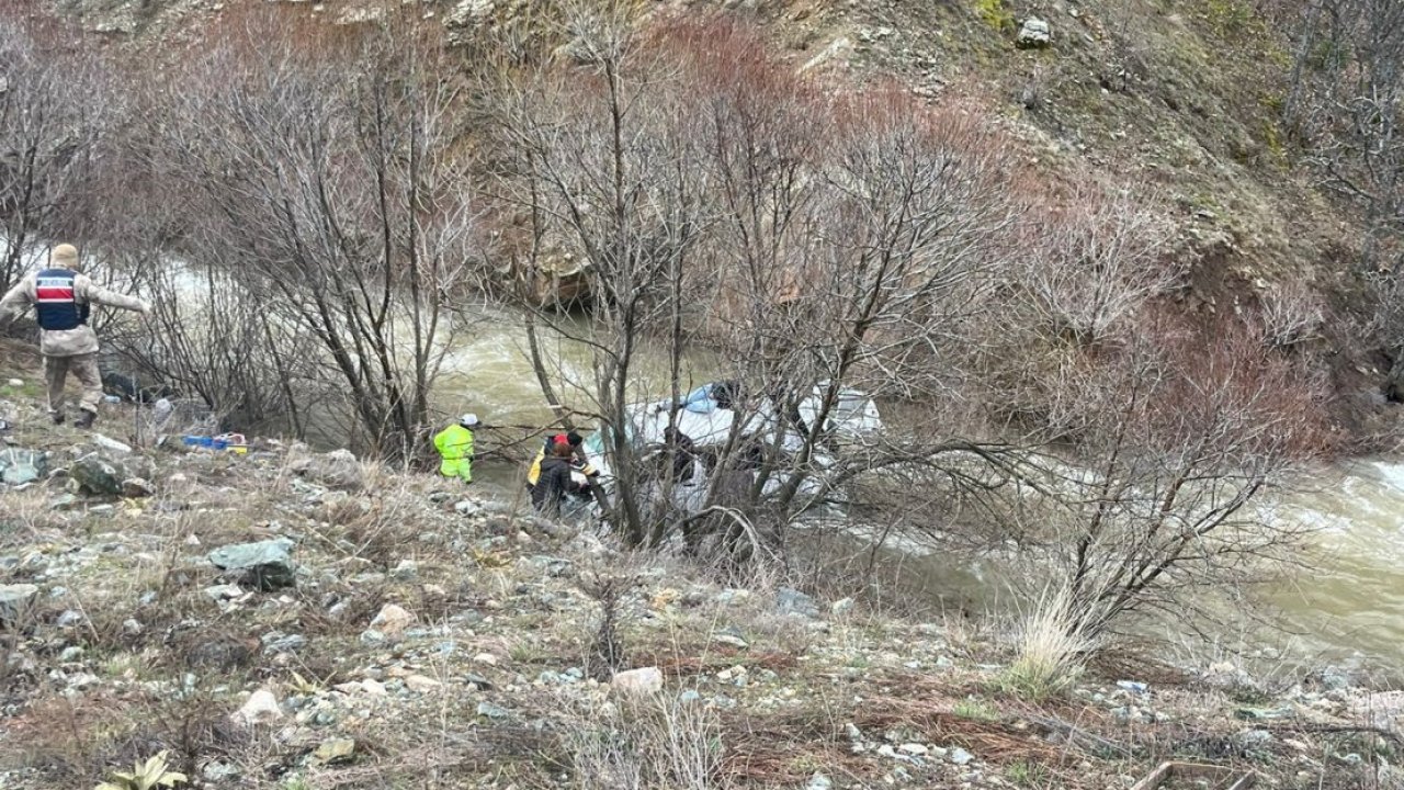 Erzincan'da dereye düşen minibüsteki 6 kişi yaralandı