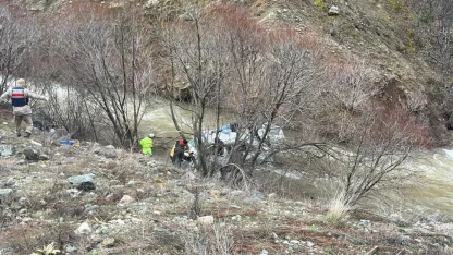 Erzincan'da dereye düşen minibüsteki 6 kişi yaralandı