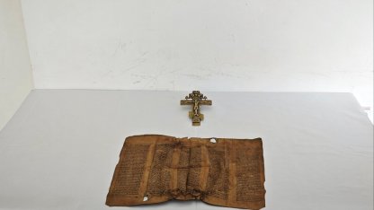 Erzurum'da Orta Çağ dönemine ait parşömen ve bronz haç ele geçirildi