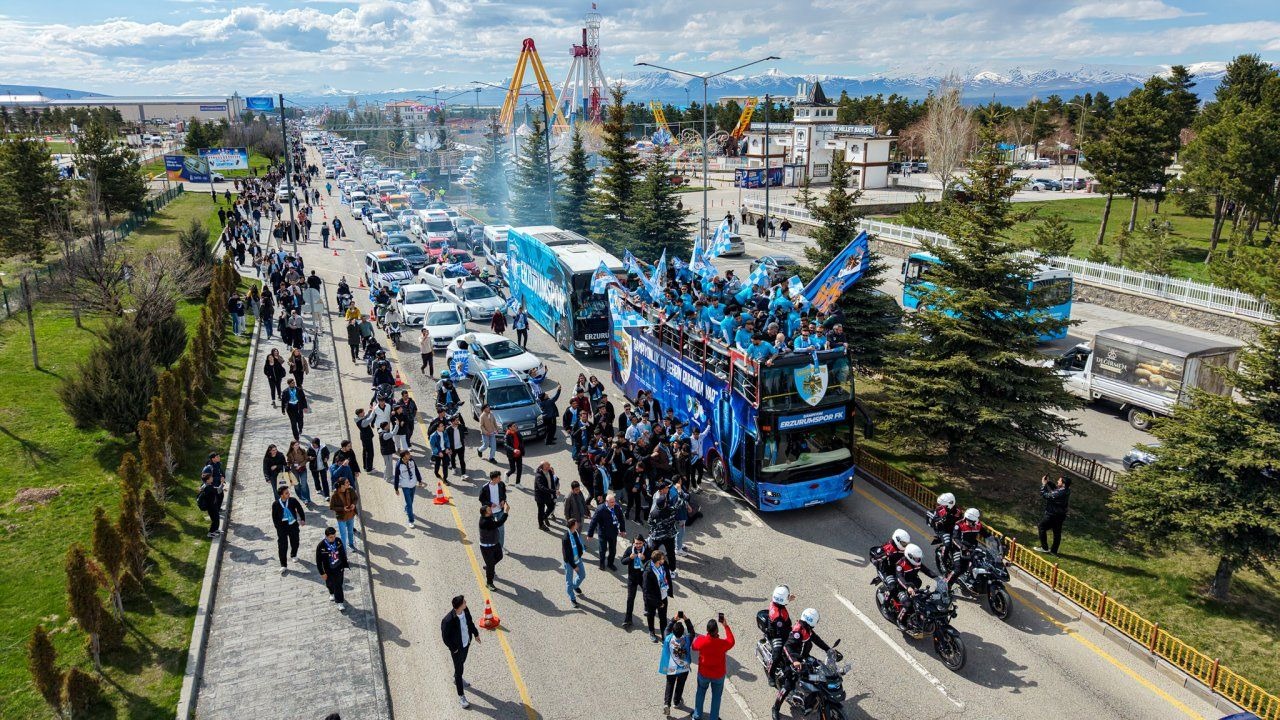 Erzurumspor'da şampiyonluk kutlamaları başladı! Futbolcular şehir turu attı