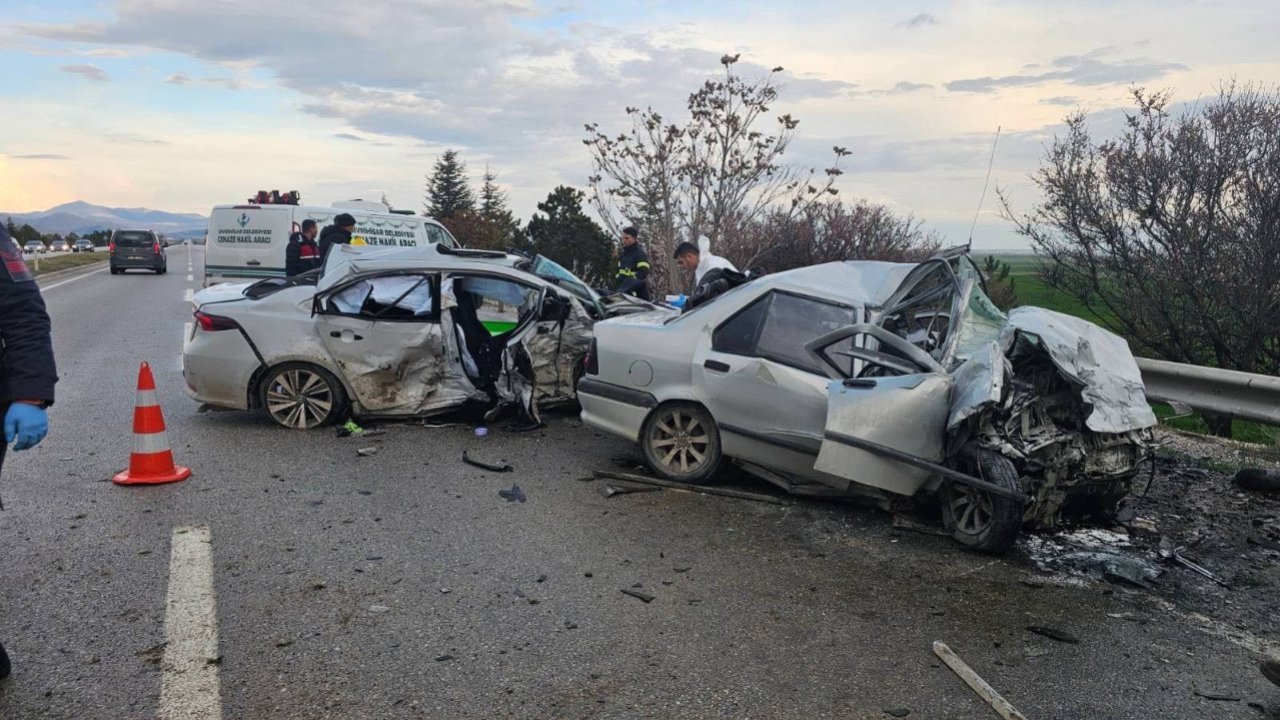 Eskişehir'de iki otomobilin çarpıştığı kazada 4 kişi öldü, 2 kişi yaralandı