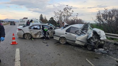 Eskişehir'de iki otomobilin çarpıştığı kazada 4 kişi öldü, 2 kişi yaralandı