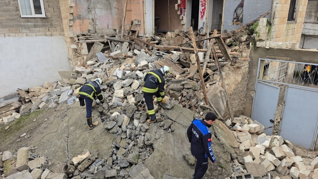 Gaziantep Nizip'te çöken metruk evin yanındaki binadan 2 kişi kurtarıldı