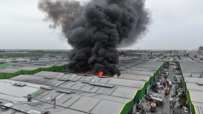 GÜNCELLEME 2 - Adana'da geri dönüşüm tesisinde çıkan yangın kontrol altına alındı 