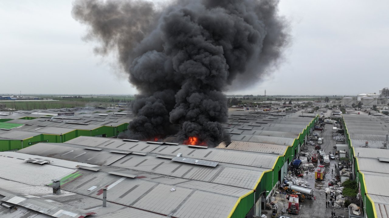 GÜNCELLEME - Adana'da geri dönüşüm tesisinde çıkan yangına müdahale ediliyor
