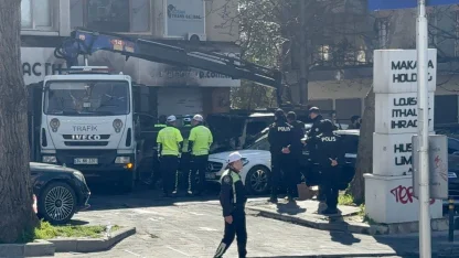 GÜNCELLEME - Beşiktaş'ta araç kiralama şirketinin 14 aracını etkileyen yangın söndürüldü