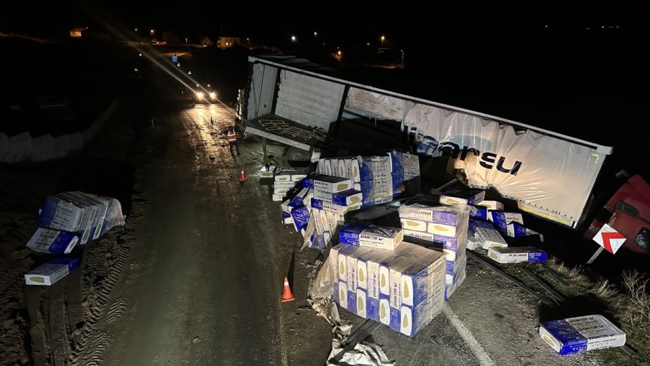 GÜNCELLEME - Çorum'da tırın devrilmesi sonucu kapanan Kırıkkale-Tokat kara yolu ulaşıma açıldı