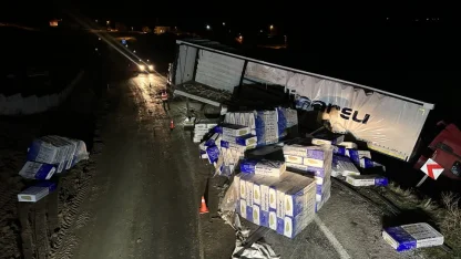 GÜNCELLEME - Çorum'da tırın devrilmesi sonucu kapanan Kırıkkale-Tokat kara yolu ulaşıma açıldı