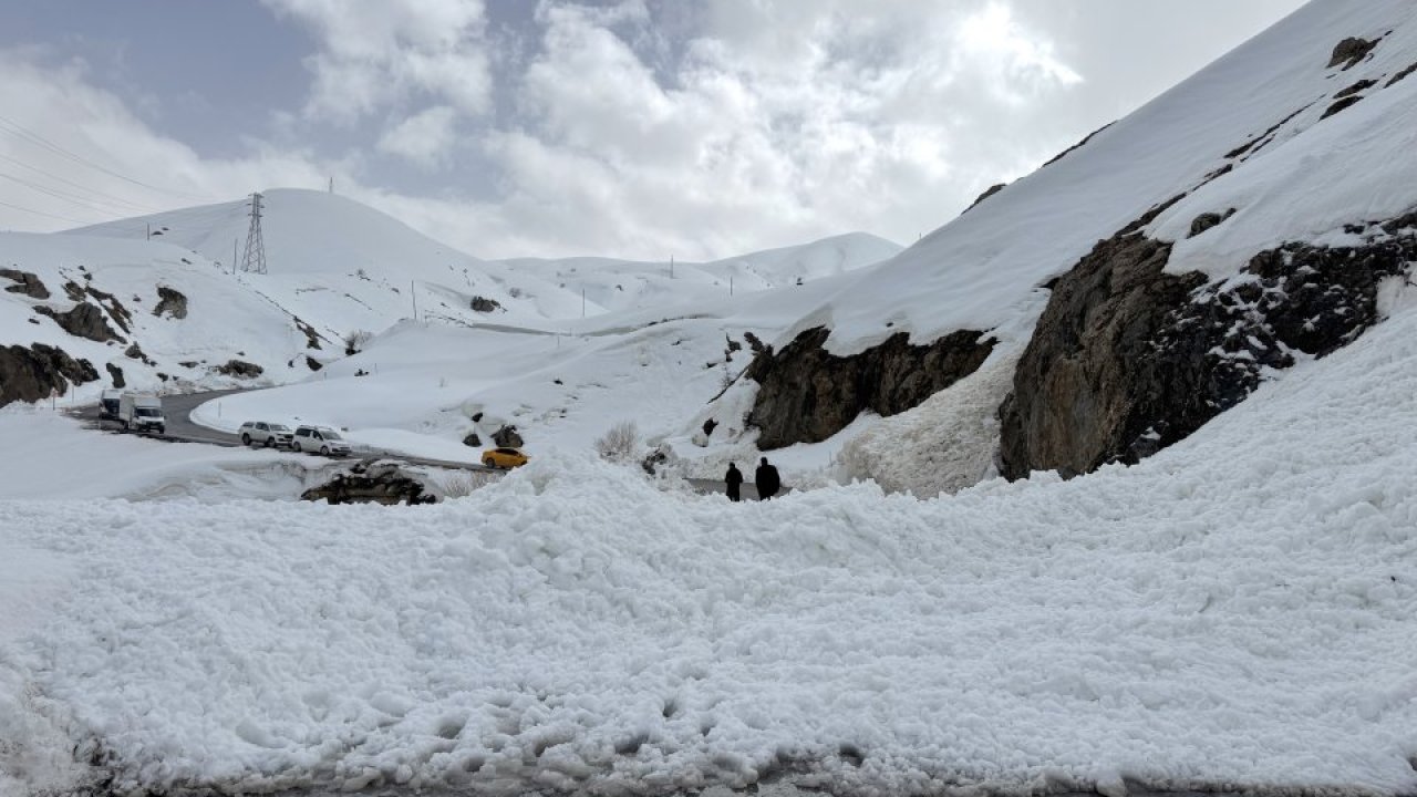 Hakkari'de kayak merkezi yoluna düşen çığ temizlendi