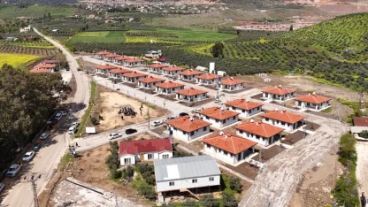 Hatay'da yapımı tamamlanan 28 köy evi depremzedelere teslim edildi