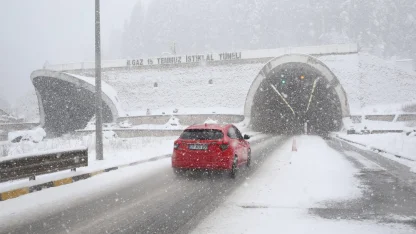 Ilgaz Dağı'nda kar yağışı ve sis etkili oluyor