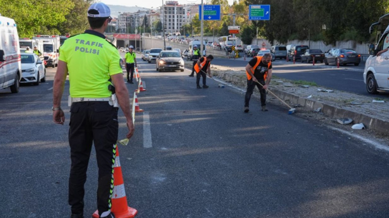 İzmir Bornova'da feci kaza: TIR 9 araca çarptı, 2 kişi öldü, 5 kişi yaralandı