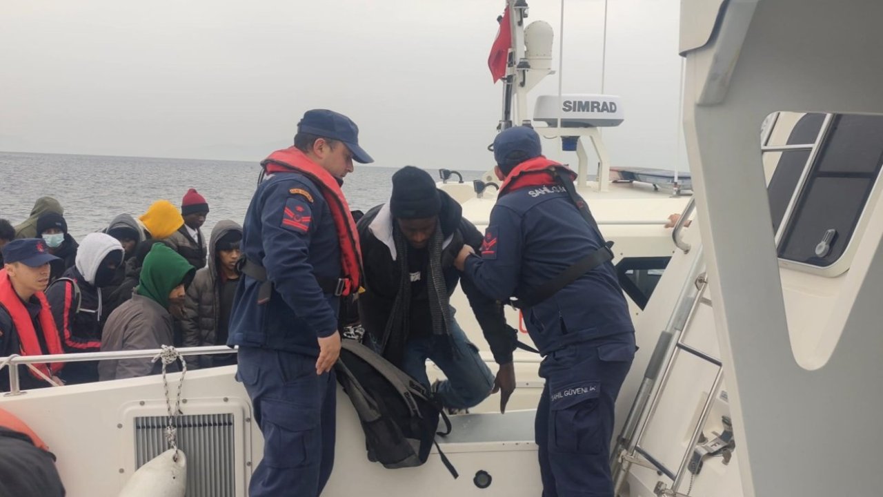 İzmir'de 26 düzensiz göçmen kurtarıldı, 19 göçmen yakalandı
