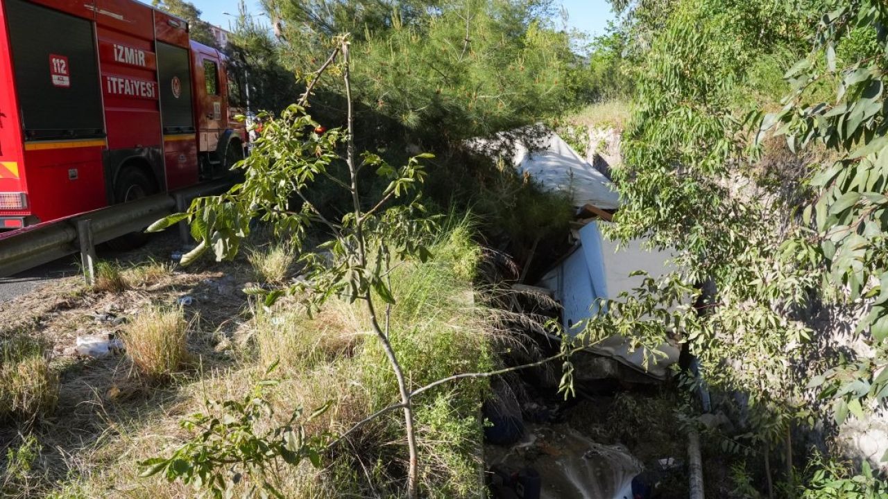 İzmir'de bir TIR'ın 9 araca çarpmasıyla yaşanan korkunç kazada 1 polis şehit, 2 kişi hayatını kaybetti