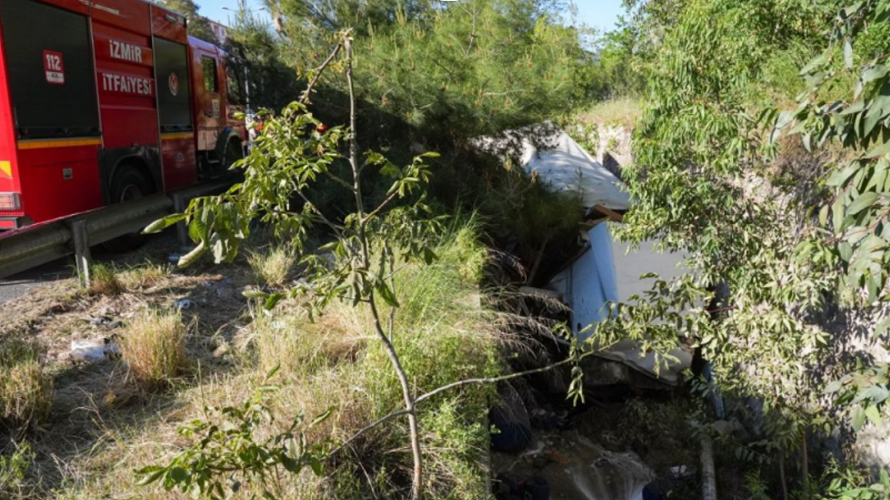 İzmir'de bir TIR'ın 9 araca çarpmasıyla yaşanan korkunç kazada 1 polis şehit, 2 kişi hayatını kaybetti