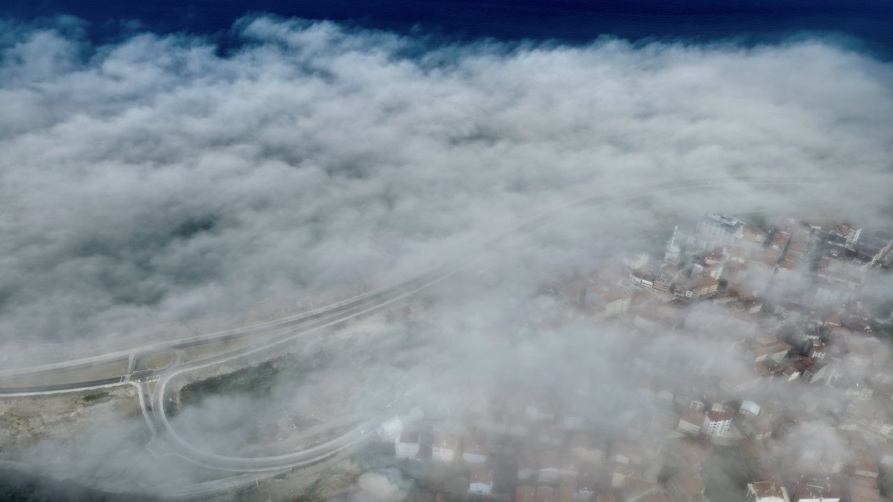 Karadeniz sahil yolunda oluşan sis dronla görüntülendi