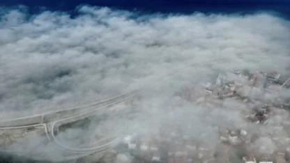 Karadeniz sahil yolunda oluşan sis dronla görüntülendi