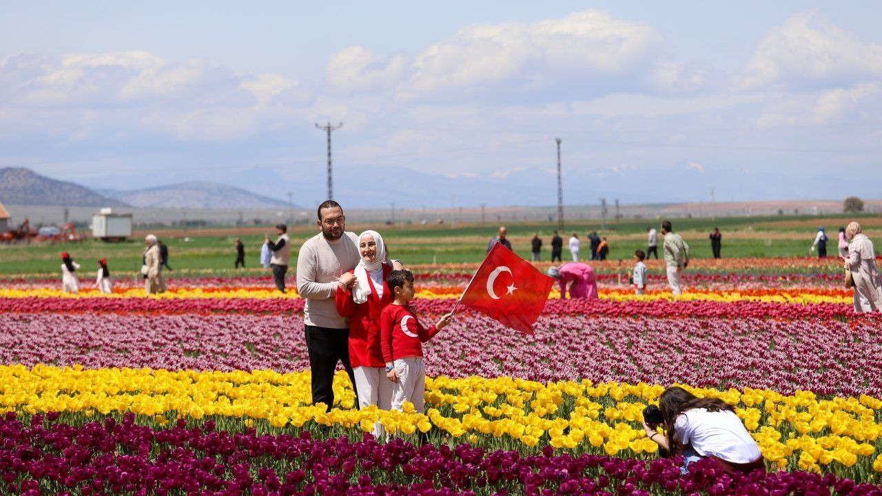 Karaman, lale tarlalarıyla ziyaretçilerin ilgisini çekiyor.