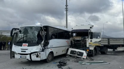 Karaman'da işçi servisi ile tır çarpıştı, 12 kişi yaralandı