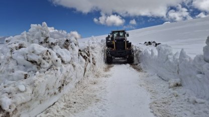 Kars'ta ekipler baharda karla mücadele çalışmalarını sürdürüyor