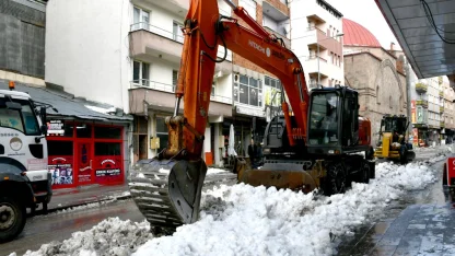Kars'ta ekiplerin kar temizliği sürüyor