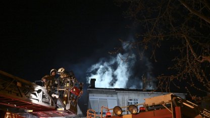 Kartal'da bir apartmanda çıkan yangında 2 kişi dumandan etkilendi