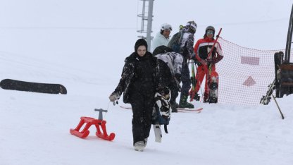 Kayak sezonu uzatılan Palandöken'de hafta sonu yoğunluğu yaşanıyor
