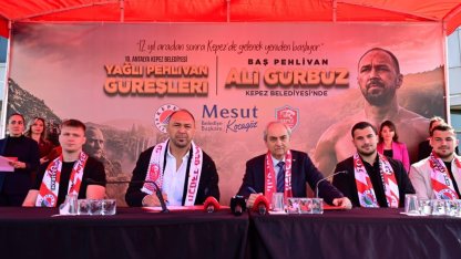 Kepez Belediyespor'a transfer olan başpehlivan Ali Gürbüz için imza töreni düzenlendi