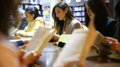 Kitap kulübü kuran kadınlar tarihi kilisedeki kütüphanede okuma günleri düzenliyor 