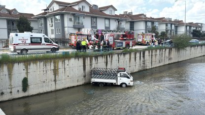 Kocaeli'de dereye düşen kamyonetin sürücüsü hayatını kaybetti